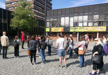 En gruppe med studenter på Frederikkeplassen på Blindern