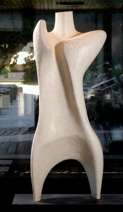 En skulptur formet som en torso, laget av Aase Texmon Rygh