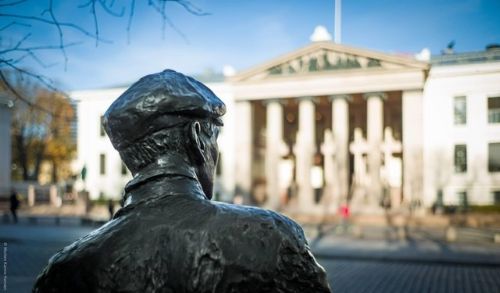 Universitetsbygningene i sentrum med skulpturen av Gunnar Sønsteby i forgrunnen