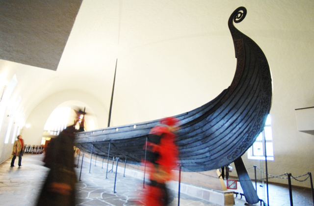 Eit vikingskip i eit museum