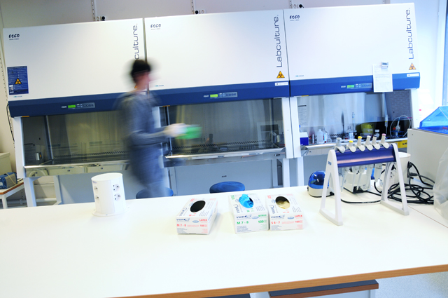 En person haster gjennom et laboratorium