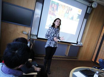 Karin Ellis holder kurs for utenlandske forskere.