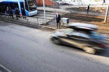 Leiar for Studentparlamentet, Stian Skaalbones prøver å kryssa ein trafikkfarleg strekning i Problemveien ved Forskingsparken stasjon.