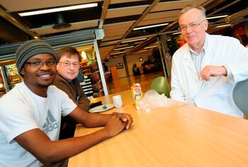 Stipendiat Ibrahimu Mdala med veiler Ingar Olsen