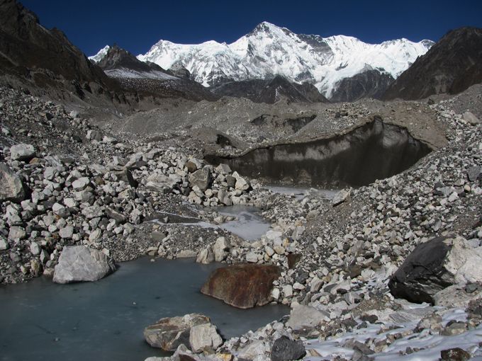 Nedsmelting under et fjell i Himalaya
