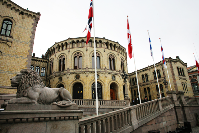 Stortinget med nordiske flagg blafrande utanfor