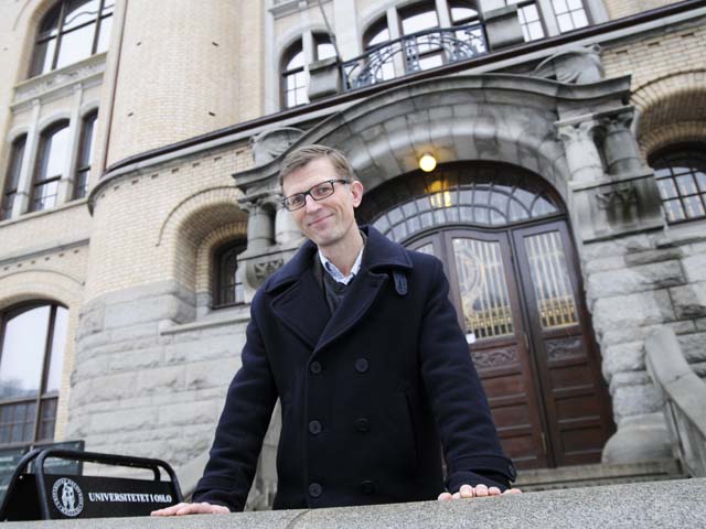 Håkon Glørstad på trappa til Kulturhistorisk museum i sentrum