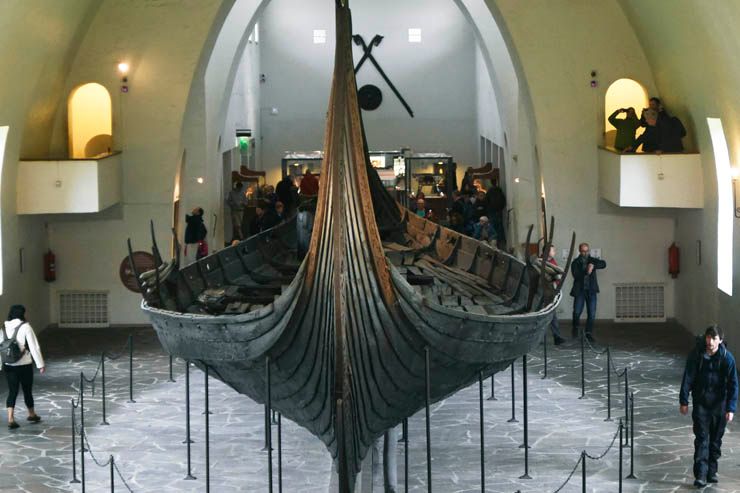 Et vikingskip på museum