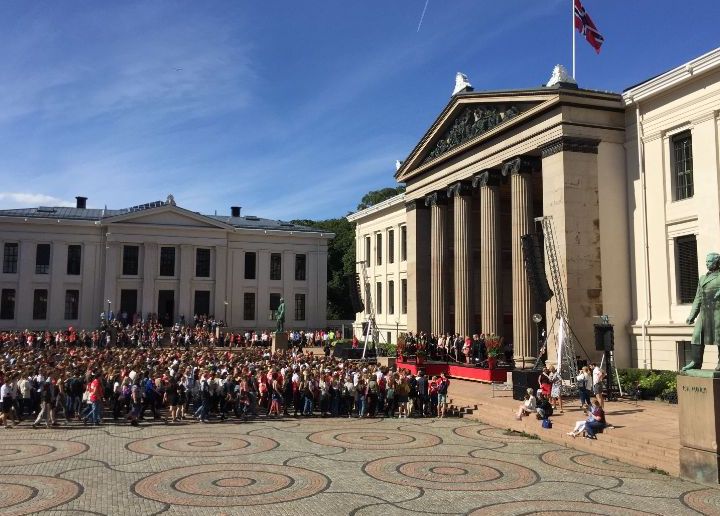 Mange studenter går inn på Universitetsplassen i  Oslo