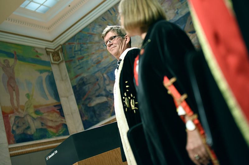 Rektor Svein Stølen i Universitetets aula med prorektor Gro Bjørnerud Mo delvis skjult