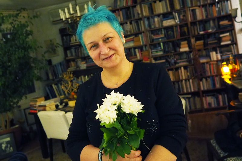 Isthar Göyzadin sit med blomar i hendene