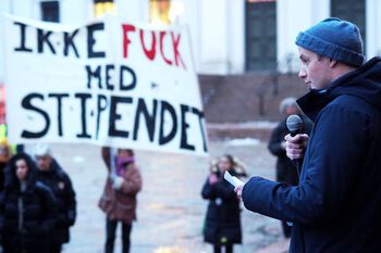 Leiar for Norsk studentorganisasjon Håkon Randgaard Mikalsen held appell på aulatrappa mot forslaget om å kutta i stipendet