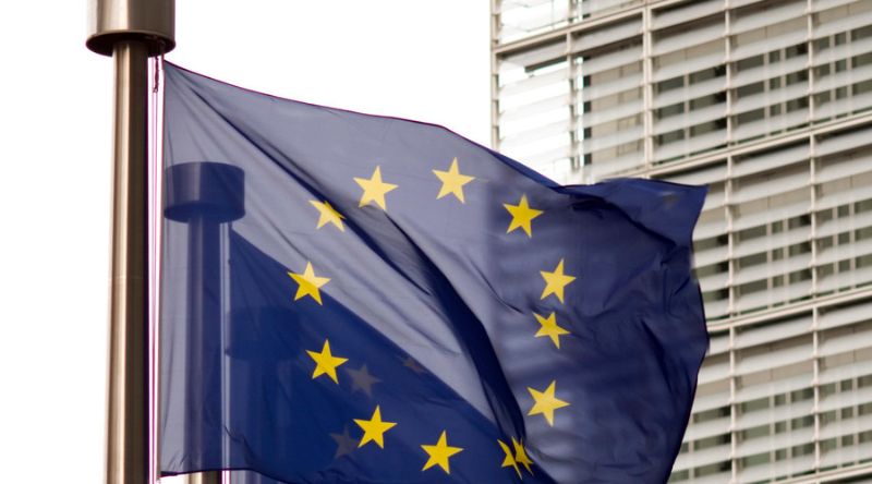 Eit EU-flagg vaiar i vinden