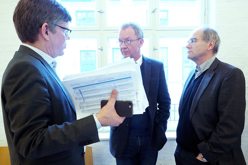 UiO-rektor Svein Stølen samtalar med styrerepresentantane idar Kreutzer  og Olav Gjelsvik 