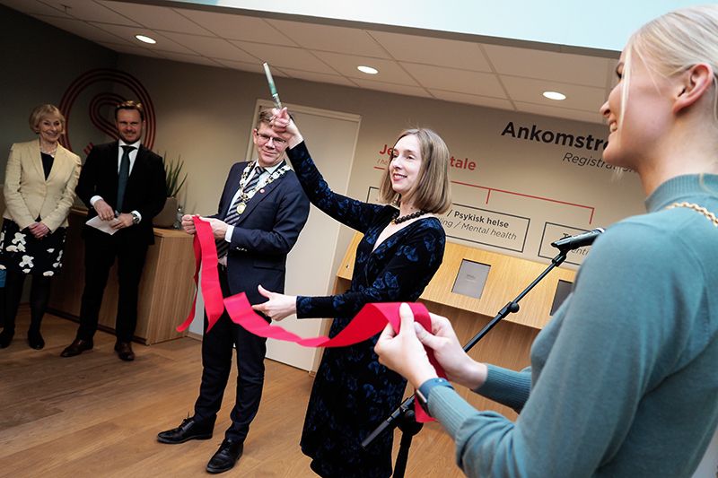 Statsråd Iselin Nybø klipper over ei snor og erklærer SiO Helse for gjenåpnet. Hun er omkranset avv to menn og en kvinne til venstre og en kvinne  til høyre