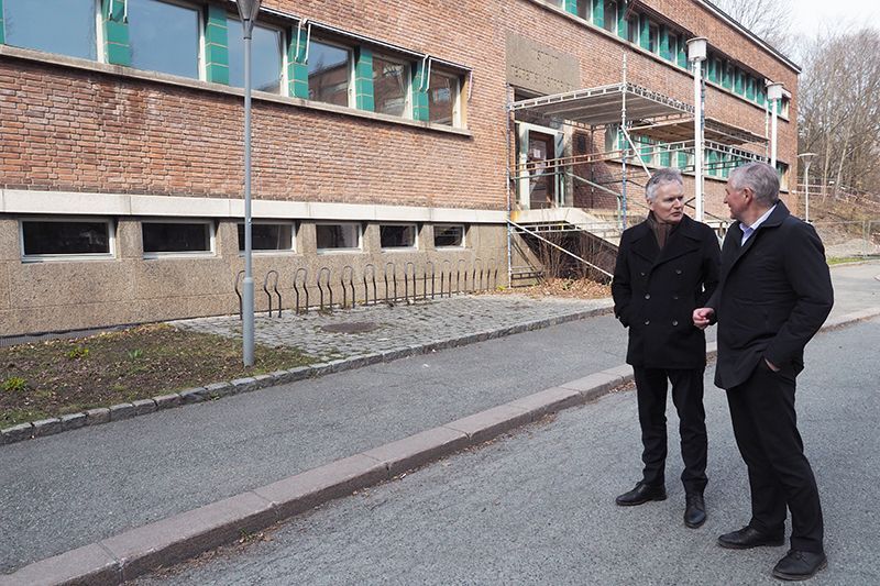 To menn står utanfor Svein Rosselands hus på Blindern