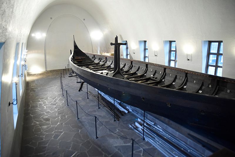 Et bilde av Gokstadskipet i Vikingskipshuset på Bygdøy