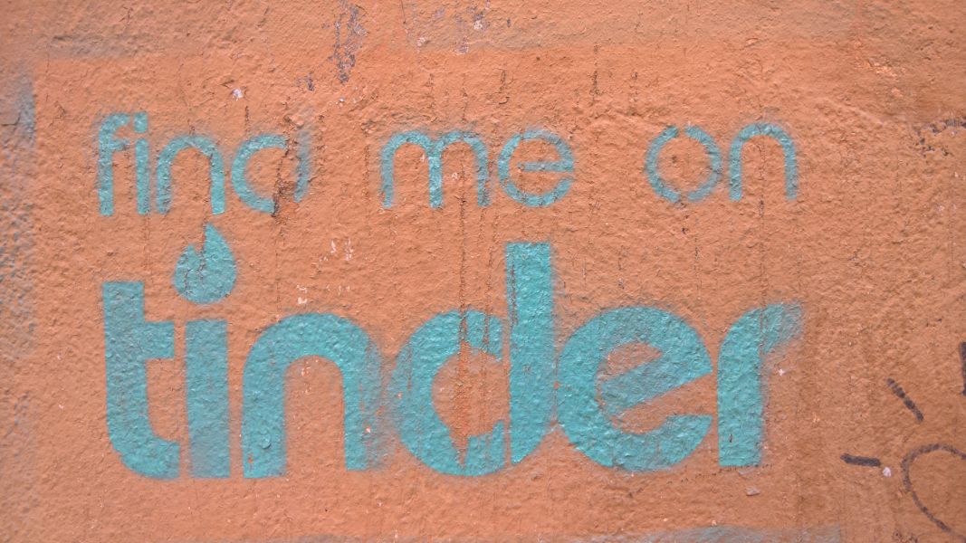"Find me on tinder" står sprayet på en vegg, ved bruk av sjablonger.