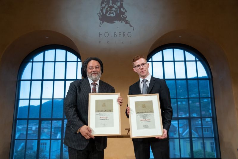 Paul Gilroy og Finnur Dellsén viser fram diplomene for henholdsvis Holbergprisen og Nils Klim-prisen