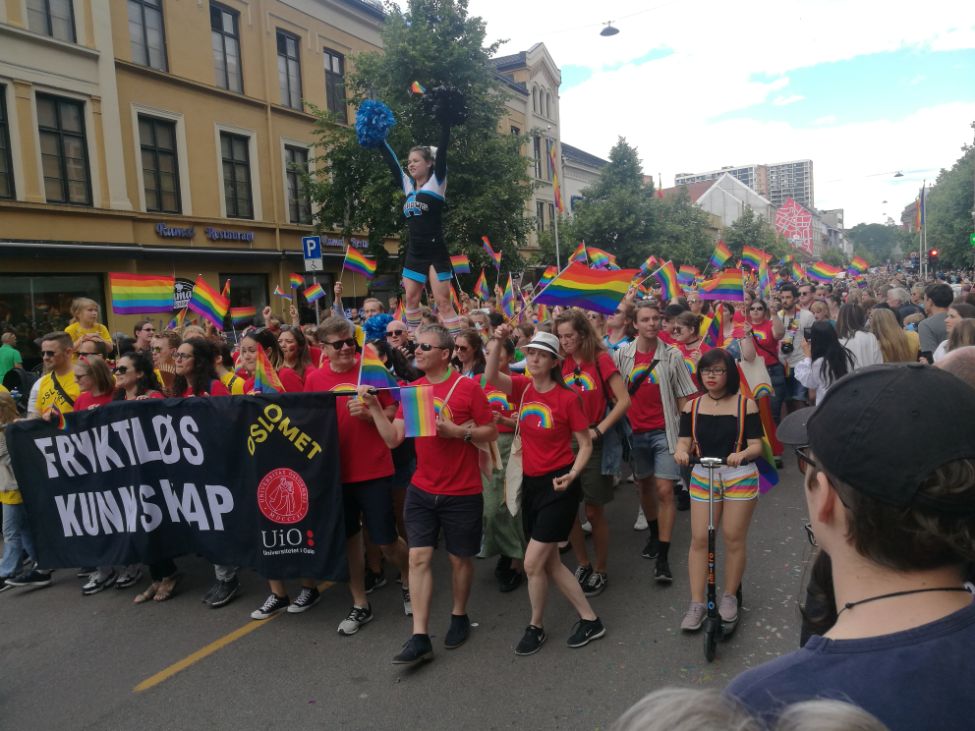 Oslo Pride-parade gjennom Oslo-gatene