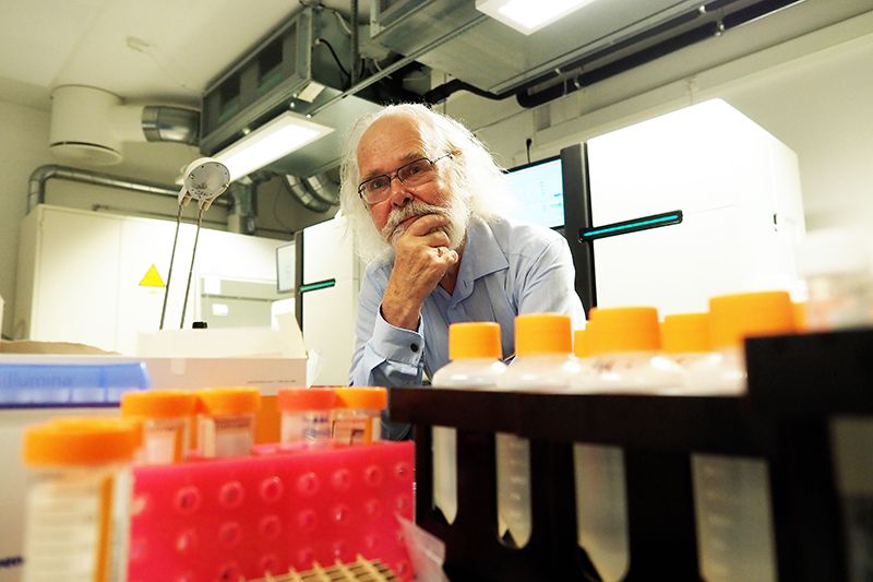 Nils Chr. Stenseth står framoverbøygd over eit bord i eit laboratorium på Institutt for biovitskap, UiO