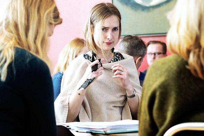Skeptisk forsknings- og høyere utdanningsminister Iselin Nybø sitter sammen med studenter i Georg Sverdrups hus på Blindern