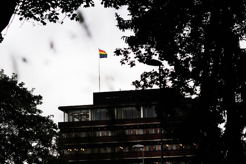 Biletet viser regnbogeflagget som viftar i vinden på flaggstanga på Lucy Smiths hus