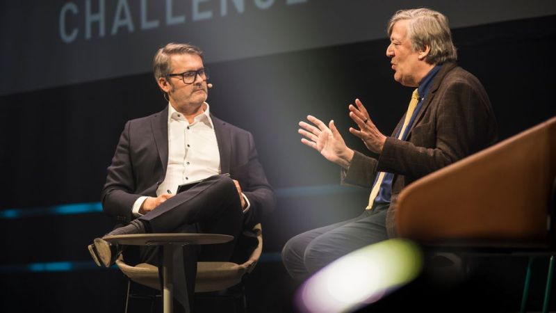 Stephen Fry (t.h.) i samtale med Thomas Seltzer på festivalen Big Challenge ved NTNU