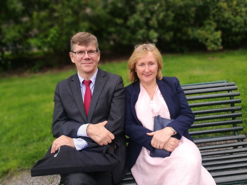 En mann og en kvinne sitter på en benk i Botanisk hage
