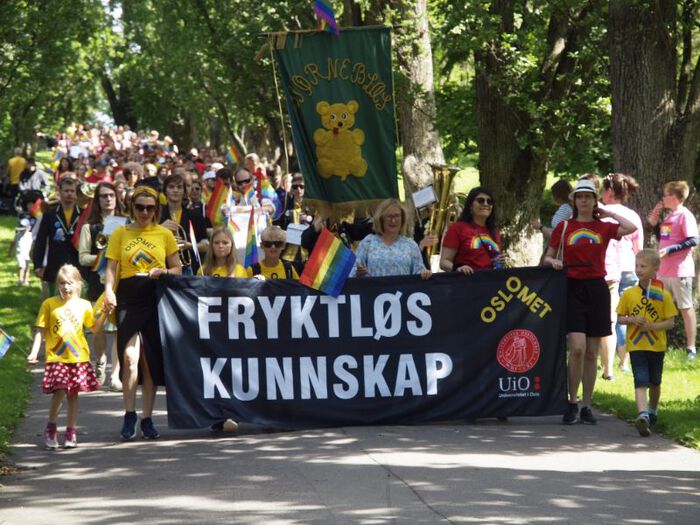 UiO og OsloMet marsjerer gjennom Botanisk hage på veg til Oslo Pride
