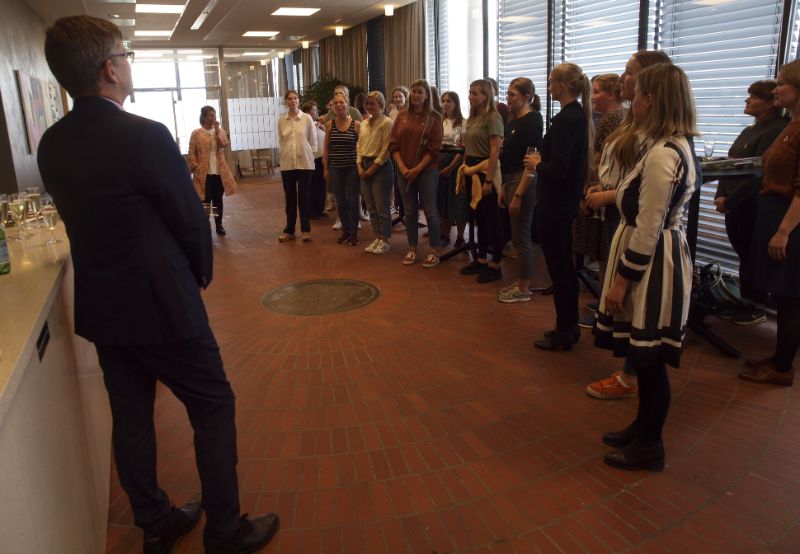 Kvindeige Studenters Sangforening syng for rektor Svein Stølen