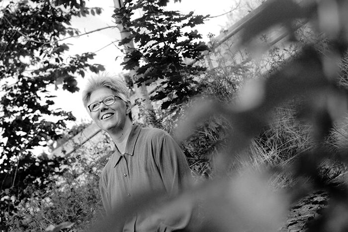 Kvinne sitter i skrent 
