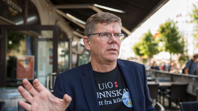 Rektor Svein Stølen sit på ein uterestaurant i Arendal og snakkar