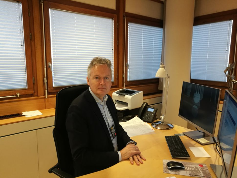 Universitetsdirektør Arne Benjaminsen sit framfor kontorpulten sin