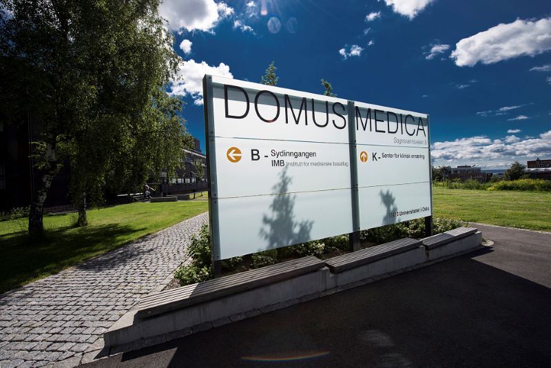 Et stort skilt med navnet på bygningen Domus Medica