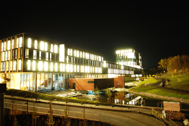 En stor bygning i Gaustadbekkdalen lyser opp en mørk kveld
