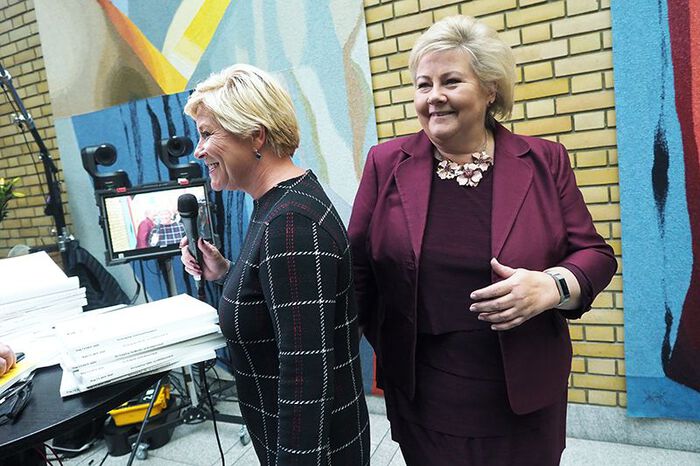 To kvinner står i vandrehallen i Stortinget