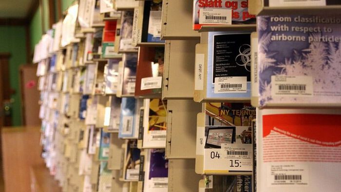 Vitenskapelige tidsskrifter står i hyller etter hverandre