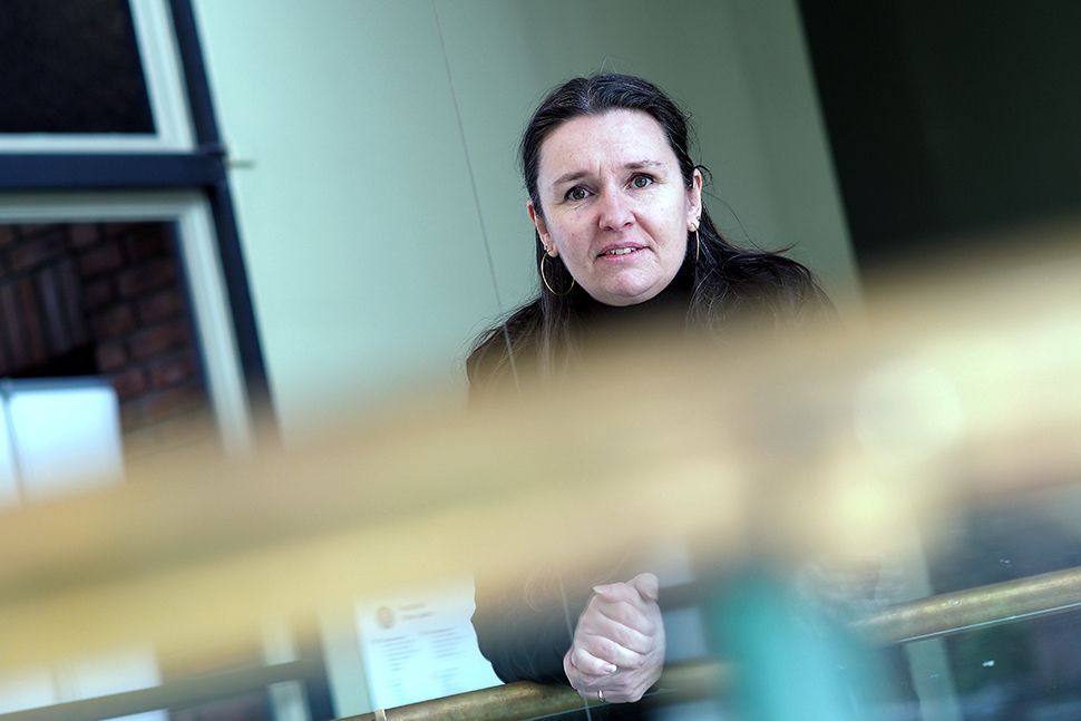 Alvorlig leder for Forskerforbundet Belinda Eikås Skjøstad i en korridor
