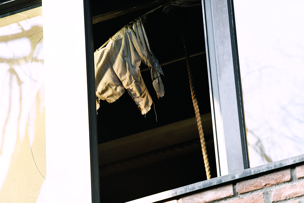 Ei utbrent gardin heng i vindauget på eit kontor i Kjemibygningen