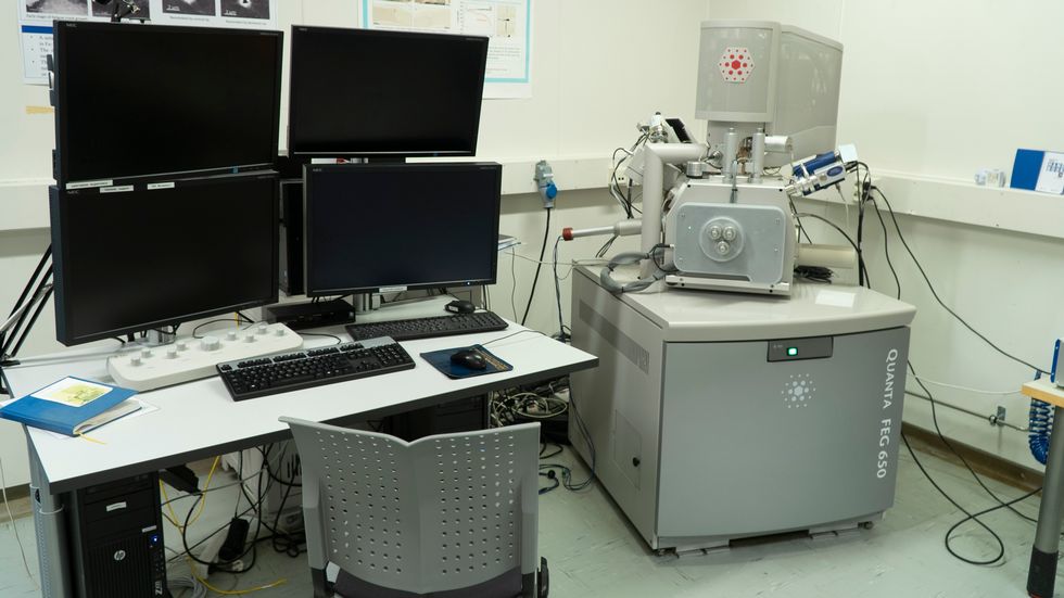 Bildet vise Nanomekanisk lab ved NTNU med høyteknologisk vitenskapelig utstyr