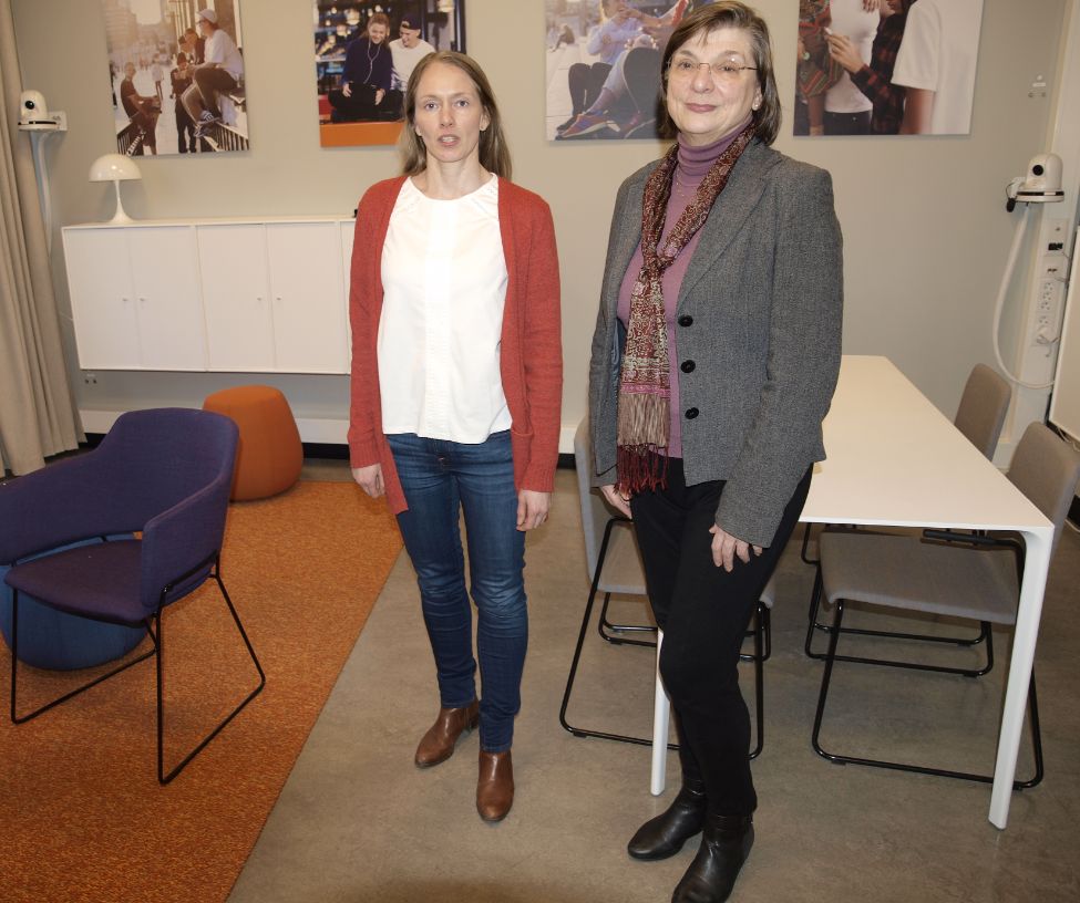 To kvinner står på eit golv i eit sosiokognitivt laboratorium