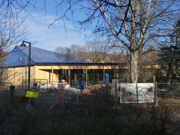 Bildet viser et nesten ferdig klimahus i Botanisk hage på Tøyen