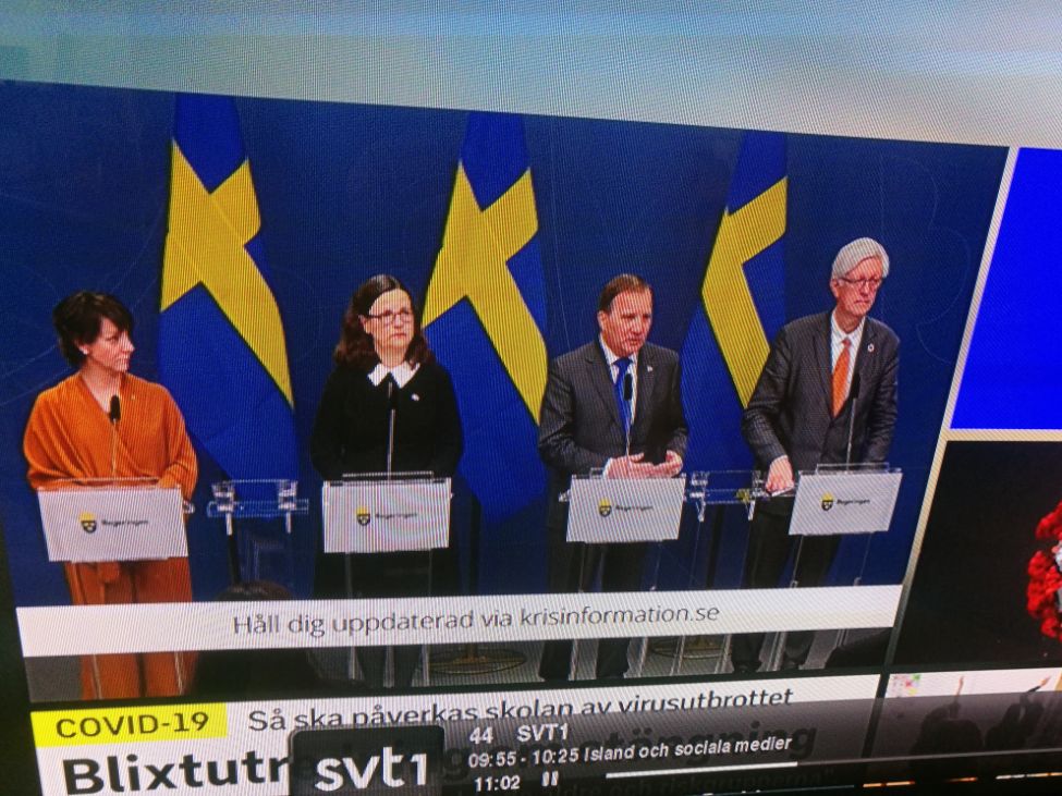 Ei kvinne og tre menn kunngjer svenske koronatiltak på ein pressekonferanse