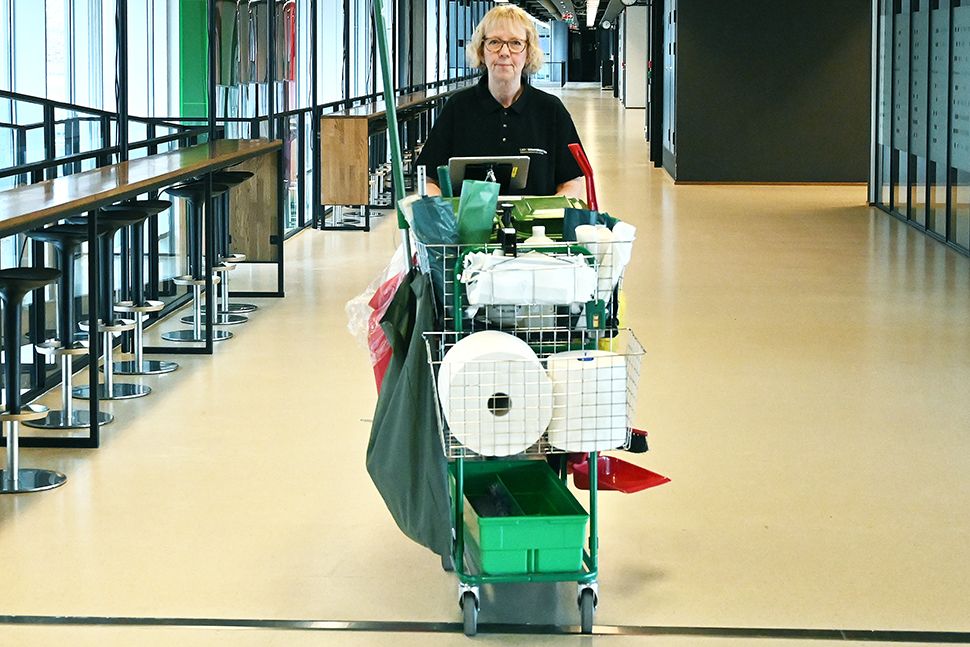 En kvinne står med rengjøringsutstyr klar for å vaske i Ole-Johan Dals hus