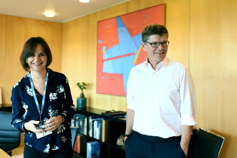 En kvinne og en mann med briller står inne på et kontor