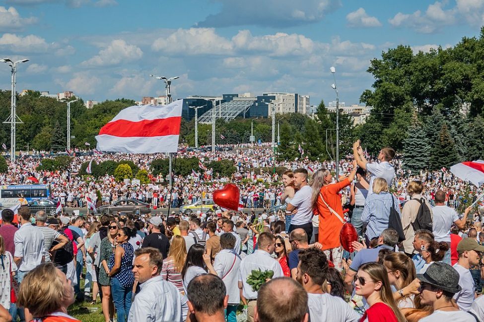 Ei stor folkemengd er samla i ein demonstrasjon ute i Minsk i Kviterussland