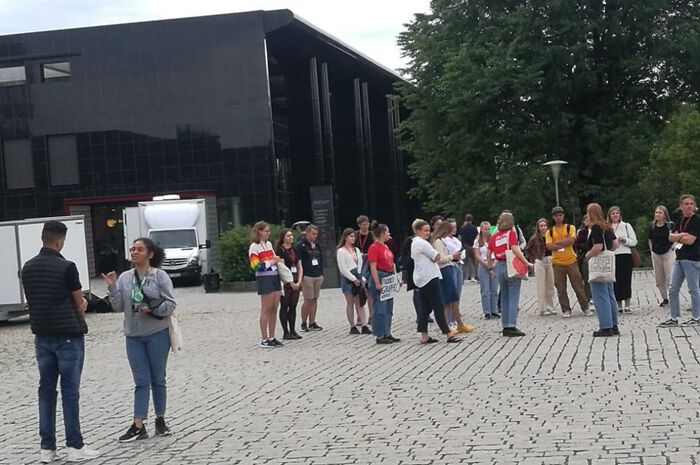 Mange personer samler seg på Blindern