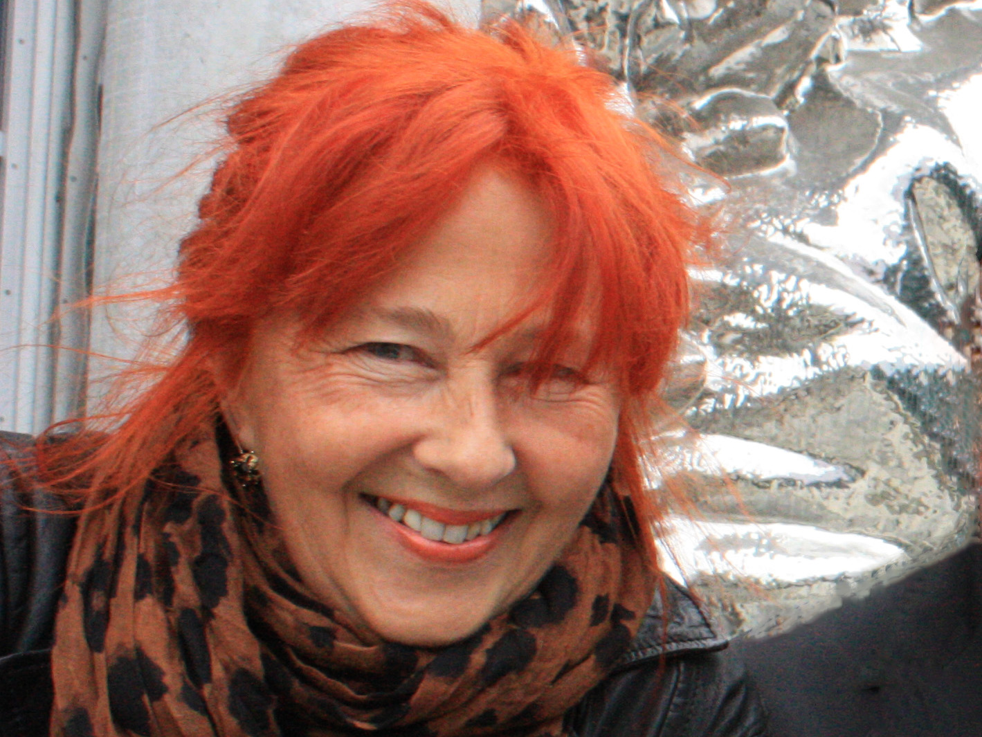 En smilende kvinne med rødt hår