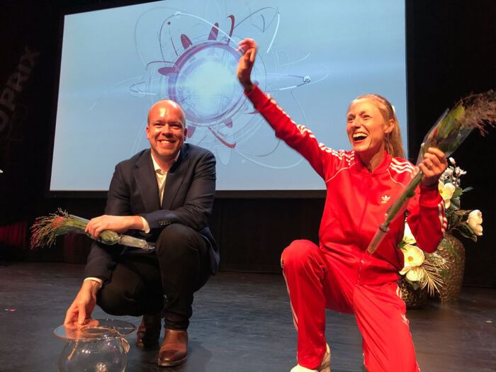 Ein mann og ei kvinne feirar siger i delfinale i Forskar Grand Prix